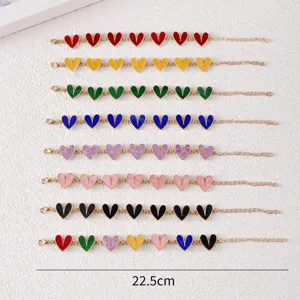 Nahaufnahme Detail bunter Emaillierter Herz Armbänder mit lebendigen Metallgliedern und Design.
