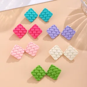 Bunte matte gewebte geometrische quadratische Ohrringe Bonbonfarben Acrylohrstecker Modeschmuck