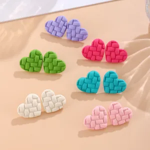 Süße matte gewebte Herz Ohrstecker für Damen, trendige geometrische Acryl Mode Schmuck.
