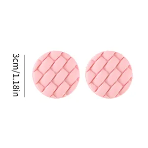 Rosa matte gewebte geometrische Ohrringe Detail, stilvolles bonbonfarbenes Gitter-Design.