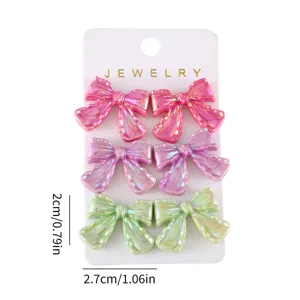 Detailansicht des Acryl Schleifen Ohrring Sets, glänzendes farbiges Design, süßer Schmuck.