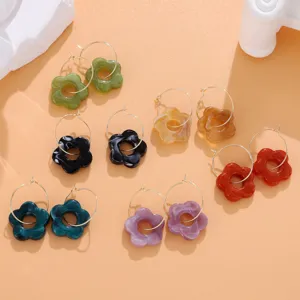 Bunte Acryl Blumen Creolen in bunten Macaron Bonbonfarben, süßer und vielseitiger Schmuck.