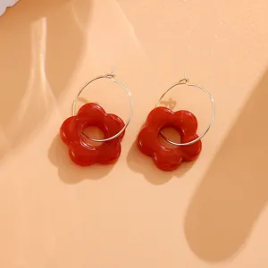 Rote Acryl Blumen Ohrringe Detailansicht, süßer modischer Blumenschmuck für Damen, ästhetisches Accessoire.
