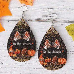 Tropfenförmige Kunstleder Ohrringe mit Herbst Kürbis und Ahornblatt Druck Details.