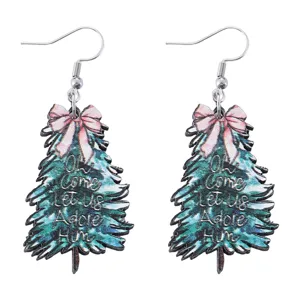 Boucles d'oreilles sapin de Noël en bois, détail nœud rose, bijou festif gros plan vacances