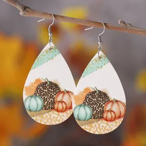 Detailansicht der Thanksgiving Herbst Kürbis Leo Print Tropfen Kunstleder Ohrringe.