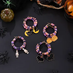 Detailansicht von Halloween Polymer Clay Creolen mit Geist, Kürbis und Fledermaus Anhängern.