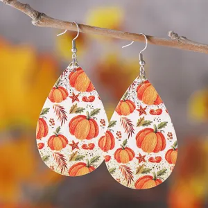 Nahaufnahme von Herbst Kürbis Ahornblatt PU Leder Tropfen Ohrringen für Thanksgiving.