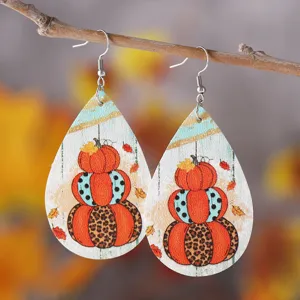 Herbst Erntedank Kürbis Leo Print Tropfen PU Leder Ohrringe Detailansicht Nahaufnahme.