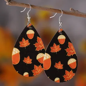 Nahaufnahme der herbstlichen Ahornblatt und Eichel Tropfen PU Leder Ohrringe Detailansicht.