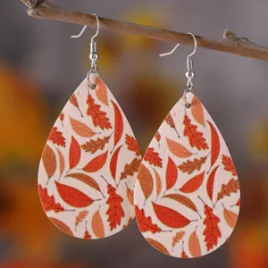 Detailaufnahme der herbstlichen Ahornblatt PU Leder Ohrringe, perfektes Geschenk.