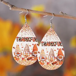 Nahaufnahme der Thanksgiving Zwerg Kunstleder Tropfen Ohrringe mit festlichen Herbst Mustern.