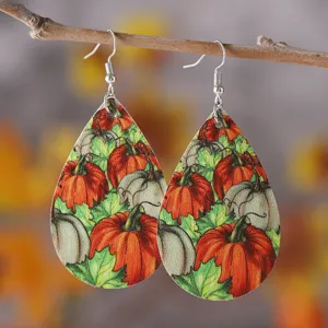 Nahaufnahme Detail von Herbst Kürbis Druck Tropfen Ohrringen am Zweig hängen, Schmuck Geschenk
