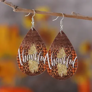 Thanksgiving Leo Karo Tropfen Leder Ohrringe, herbstlicher Mode Feiertag Accessoire Detailansicht.