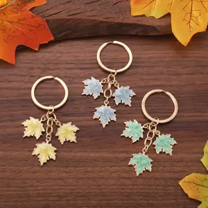 Detailaufnahme von bunten Emaile Ahornblatt Schlüsselanhängern mit Ringen für Geschenke.