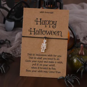 Halloween Skelett Anhänger geflochtenes Wunscharmband Detailansicht mit gruseliger Kürbis Requisite.