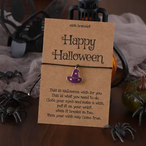 Halloween Hexenhut Wunsch Armband mit schwarzem Textilkordel auf brauner Geschenkkarte.