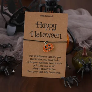 Halloween Kürbis Wunscharmband Detailaufnahme mit emailliertem Anhänger auf schwarzem Kordel.