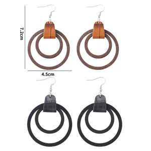 Detalles de pendientes colgantes bohemios de doble aro de madera y cuero negro y marrón.