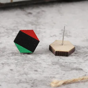 Orecchini a lobo in legno esagonali con i colori della bandiera panafricana per Juneteenth.