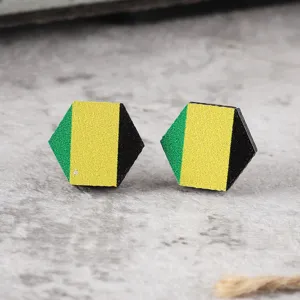 Orecchini a lobo esagonali in legno con blocchi di colore verde, giallo e nero per tutti i giorni.