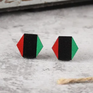 Orecchini a lobo in legno con i colori della bandiera panafricana, stile geometrico.