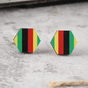 Orecchini a lobo esagonali in legno con eleganti strisce panafricane rosso nero verde giallo.