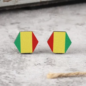 Orecchini esagonali in legno con vivaci colori rosso giallo verde, elegante gioielleria africana.