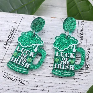 Groene glitter acryl bierpul oorbellen voor Sint Patricksdag met klaverbladhanger.