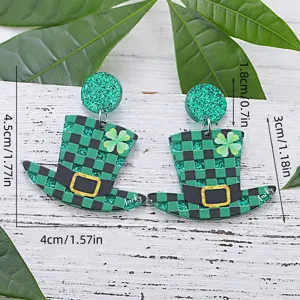 Close-up detail van groene glitter St. Patrick's dag hoge hoed en klaver acryl oorbellen.