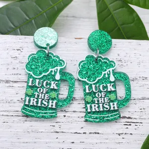 Groene glitter acryl bierMok klaver hanger oorbellen voor de Sint Patrick's dag