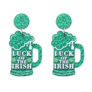 St Patricksdag groene glitter acryl bierpul oorbellen met klaver ontwerp voor vrouwen.