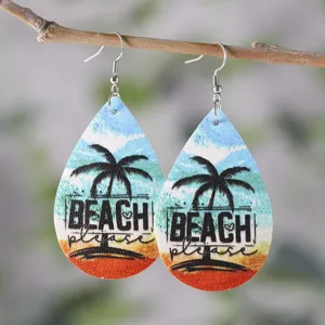 Detailaufnahme der leichten tropischen Strand Motiv PU Leder Ohrringe im Detail.