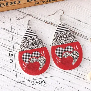 Valentinstag Herz Leo Tropfen Leder Ohrringe Detailansicht, stilvoller modischer Schmuck.