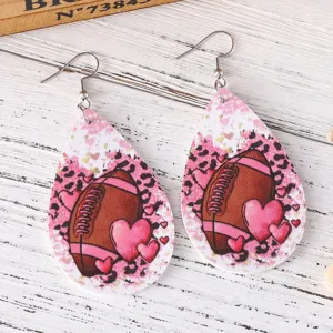 Kunstleren druppeloorhangers met American football en roze luipaard hart print voor vrouwen.