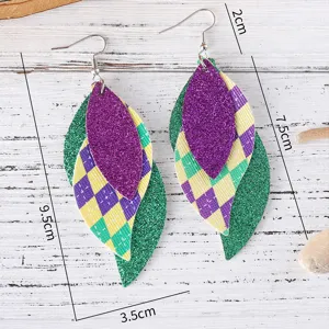 Boucles d'oreilles tendance Mardi Gras en cuir PU multicouche avec paillettes et motifs carreaux.