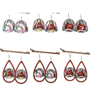Pendientes de madera de Pascua con conejo lindo y diseños de pelotas deportivas.