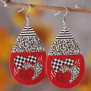 Pendientes colgantes de cuero de San Valentín con patrón de corazón de leopardo.