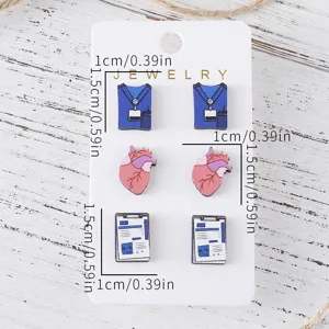 Primer plano detallado de pendientes de madera con tema médico, corazón y portapapeles.