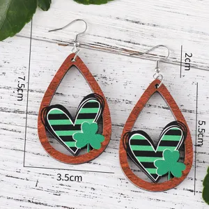St. Patrick's Day Holz Tropfen Ohrringe mit grünem gestreiften Herz und Kleeblatt.