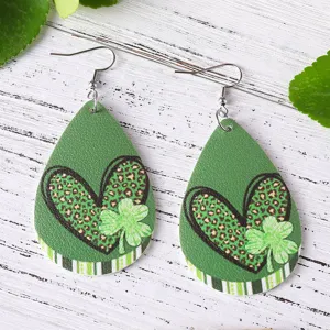 Orecchini pendenti in ecopelle verde con cuore leopardato e trifoglio per San Patrizio.