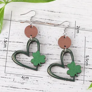 St. Patrick's Day Holz Herz und Kleeblatt Ohrringe mit silbernen Haken für Damen.