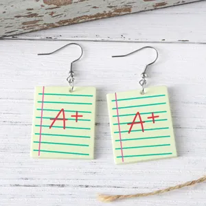 Pendientes colgantes de cuaderno escolar de acrilico con diseño A plus rojo para mujeres.