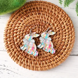 Pendientes de madera de conejo de Pascua con lazo y motivos pastel, bonita joyería para fiestas.