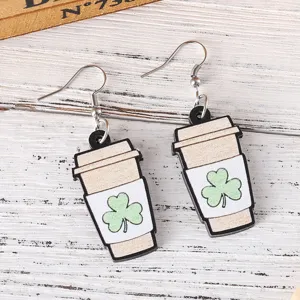 St. Patrick's Day Holz Kaffeetasse Ohrringe mit grünem Kleeblatt Anhänger für Frauen.