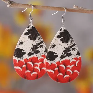 Pendientes colgantes de cuero con estampado de vaca y corazones rojos San Valentín.
