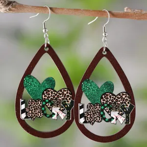 St. Patrick's Tag Holz Tropfen Ohrringe mit gruenem Herz und Kleeblatt Gluecksmuster.