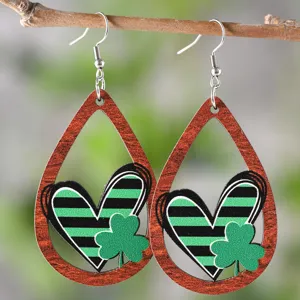 St. Patricks Tag Holz Tropfen Ohrringe mit gruem Kleeblatt und gestreiftem Herz Muster Schmuck.