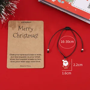 Weihnachtswunscharmband Detailansicht mit verstellbarer Kordel und Weihnachtsmann-Anhänger.
