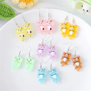 Leuke kleurrijke langstaart kat hars oorhangers, speelse dieren sieraden voor vrouwen.